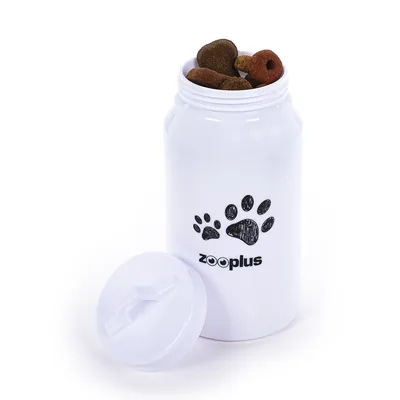 Contenitore bianco con logo zooplus e motivo a zampa, riempito con crocchette colorate per cani. Coperchio rimovibile accanto.