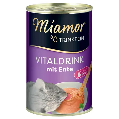 Miamor Trinkfein Vitaldrink ankalla, ilman maitoa. Kuvassa kissa juo kupista.