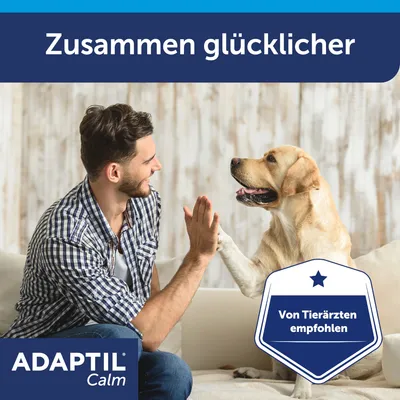 Texte en haut : Zusammen glücklicher. Badge : Von Tierärzten empfohlen. Marque visible : ADAPTIL Calm.