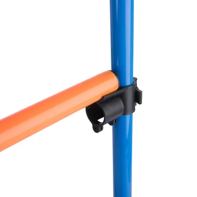 Detailansicht einer schwarzen Kunststoffhalterung, die ein orangefarbenes und ein blaues Rohr verbindet.