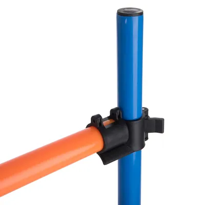 Detailansicht einer schwarzen Kunststoffhalterung, die einen orangefarbenen und einen blauen Metallstab verbindet.