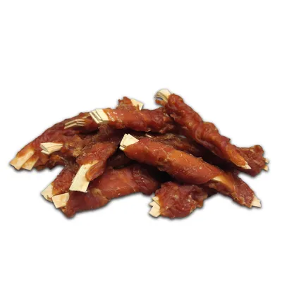 Szárított húscsíkok világos rágórudakra tekerve. Látható snack háziállatoknak.