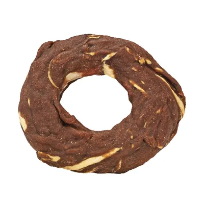 Brauner, ringförmiger Kausnack mit hellen Streifen, geeignet für Haustiere. Sichtbare Textur aus gepresstem Material.
