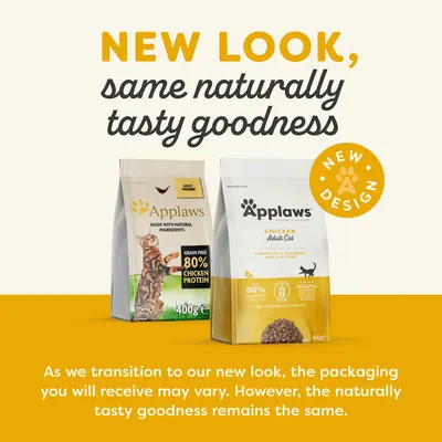 Applaws kattenvoer, oude en nieuwe verpakking zichtbaar. Tekst: NEW LOOK, same naturally tasty goodness. Beide verpakkingen tonen 80% kippenproteïne, 400g. Nieuwe verpakking met 'NEW DESIGN'.