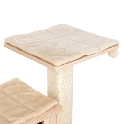 Árbol rascador de dos niveles de madera, poste rascador de sisal y superficies acolchadas para descansar en color beige.