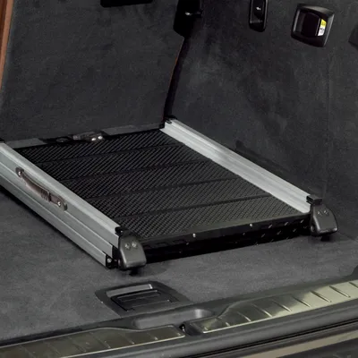 Transportplatform van aluminium en antislipmateriaal, ingebouwd in de kofferbak van een auto.