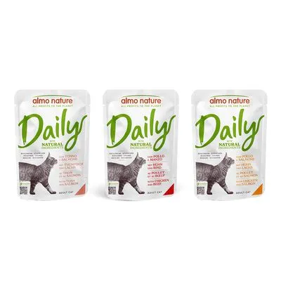Drie zakjes Almo Nature Daily Natural Adult Cat natvoer, zichtbaar met smaken kip, rund en zalm. Merknaam en productnaam duidelijk leesbaar op de verpakking.