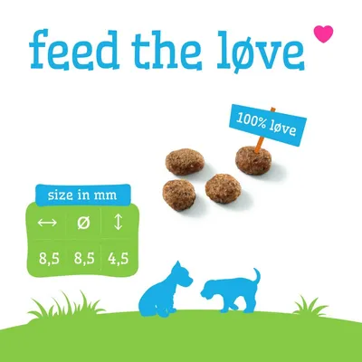Veľkosť kúskov krmiva: 8,5 mm dĺžka, 8,5 mm priemer, 4,5 mm výška. Text: feed the løve, 100% løve. Veľkosť kúskov krmiva: 8,5 mm dĺžka, 8,5 mm priemer, 4,5 mm výška. Text: feed the løve, 100% løve.