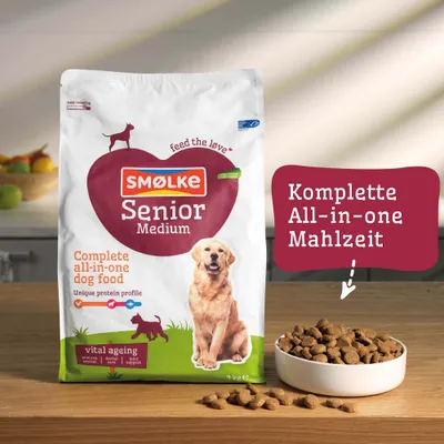 SMØLKE Senior Medium Complete all-in-one dog food, vital ageing, immune system, dental care, joint support. Komplette All-in-one Mahlzeit. 3 kg Beutel mit Trockenfutter in Schale.
