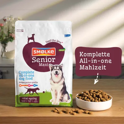SMØLKE Senior Maxi Complete all-in-one dog food, vital ageing, Komplette All-in-one Mahlzeit. Futternapf mit Trockenfutter daneben. SMØLKE Senior Maxi Complete all-in-one dog food, vital ageing, Komplette All-in-one Mahlzeit. Futternapf mit Trockenfutter daneben.