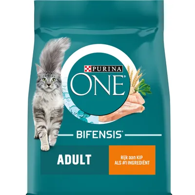 Purina ONE Bifensis Adult kattenvoer, rijk aan kip als #1 ingrediënt. Afbeelding van een kat, kipfilet en granen op de verpakking.