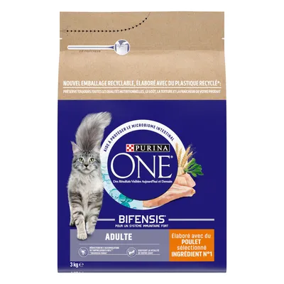 Balení PURINA ONE BIFENSIS ADULTE, 3 kg, s vyobrazením kočky, kuřecího masa a obilovin. Text: Élaboré avec du poulet sélectionné ingrédient n°1.