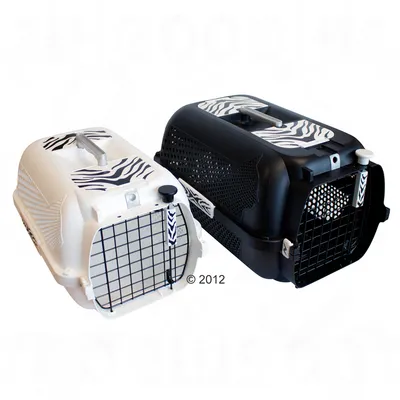 Twee kunststof transportboxen voor huisdieren, één wit en één zwart, beide met zebrapatroon op de bovenkant en metalen traliedeur aan de voorkant.