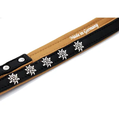 Hundehalsband aus Leder mit Edelweiss-Metallverzierungen und Schriftzug 'Made in Germany'.