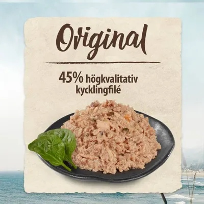 Original. 45 % högkvalitativ kycklingfilé. Bild på en tallrik med köttblandning och ett blad spenat bredvid.