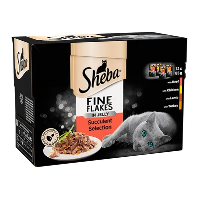 Embalagem Sheba Fine Flakes in Jelly Succulent Selection, 12x85g, com vaca, frango, cordeiro e peru. Prato de comida para gato e imagem de gato cinzento visíveis.