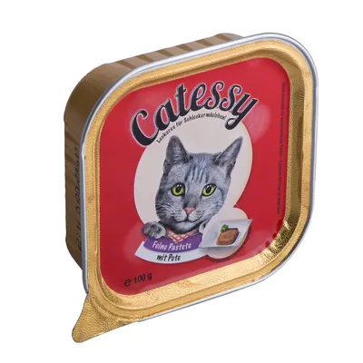 Catessy Feine Pastete mit Pute, Leckeres für Schleckermäulchen, 100 g. Billede af kat på rød emballage med synlig paté.
