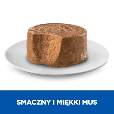 Smaczny i miękki mus – widoczna porcja karmy na białym talerzu, tekst: Smaczny i miękki mus.