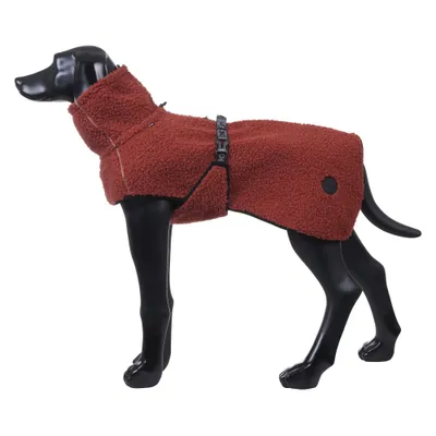 Manteau pour chien en polaire marron avec fermeture noire, présenté sur une figurine de chien noire. Manteau pour chien en polaire marron avec fermeture noire, présenté sur une figurine de chien noire.