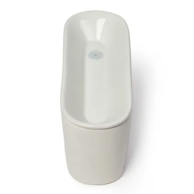 Hvid keramisk drikkefontæne med oval form og centralt vandindløb, egnet til kæledyr. Hvid keramisk drikkefontæne med oval form og centralt vandindløb, egnet til kæledyr.