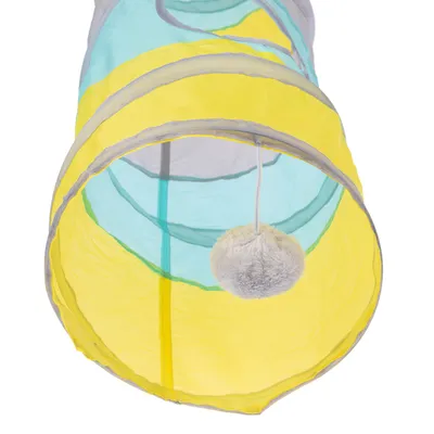 Spielzeug-Tunnel aus gelbem und blauem Stoff mit hängendem Plüschball an einer Schnur.
