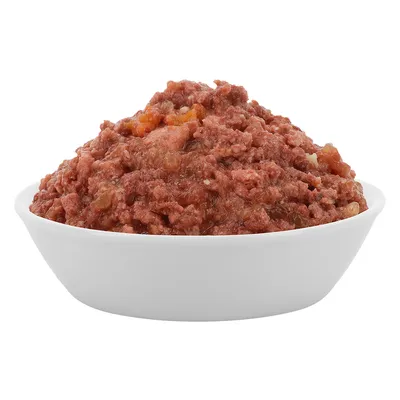 Miska s červeným, vlhkým mokrým krmivem, viditelně nasekaným a připraveným k podávání.