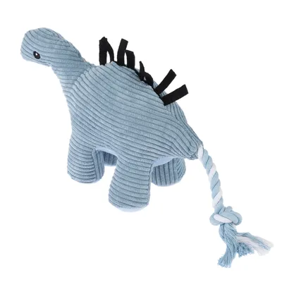 Ljusblå leksak i tyg formad som en dinosaurie med svarta filt taggar och flätad reptofs på svansen.