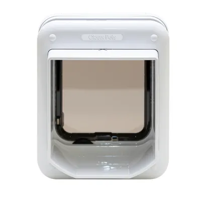 Chatière blanche avec rabat transparent, marque Closai Pets visible sur le dessus.
