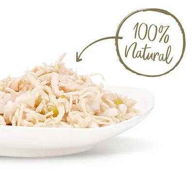 Valkoisella lautasella revittyä vaaleaa ruokaa, vieressä teksti: 100% Natural