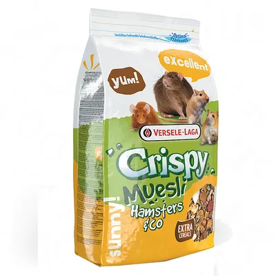 Balení Versele-Laga Crispy Muesli Hamsters & Co, obrázky křečků a myší, nápisy 'yum!', 'excellent', 'sunny!' a 'EXTRA CEREALS', průhledné okénko se směsí müsli.