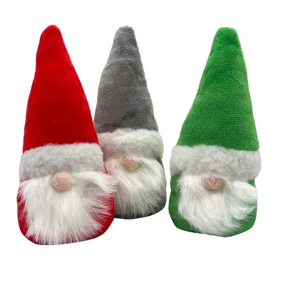Tre nani di peluche in rosso, grigio e verde con barba e cappello bianchi. Adatti come gioco o decorazione.