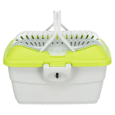 Transportbox av plast med grönt lock, ventilationsspringor och bärhandtag. Låsmekanism synlig framtill.