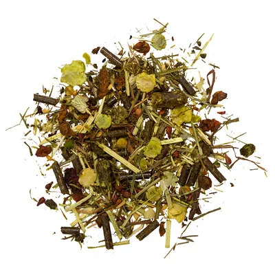 Mélange d’aliments pour rongeurs composé de granulés, flocons verts, morceaux de légumes séchés et fibres végétales visibles sur fond blanc.