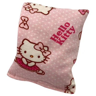 Rosa Kissen mit Hello Kitty-Motiv und Schriftzug 'Hello Kitty'.