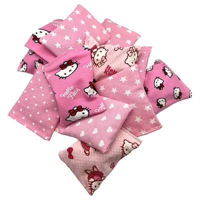 Rosa Stoffkissen mit Hello Kitty-Motiven, Herzen, Sternen und Punkten. Verschiedene Designs sichtbar.