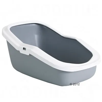 Kattenbak van grijs plastic met witte rand, open bovenkant en verlaagde instap aan de voorkant. Geen merknaam of extra tekst zichtbaar.