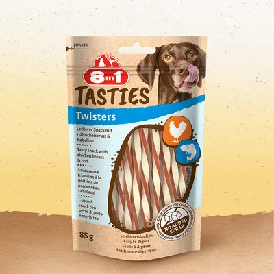 8in1 Tasties Twisters, snack con petto di pollo e merluzzo, facilmente digeribile, senza zuccheri aggiunti, 85g. Confezione mostra snack intrecciati e cane.