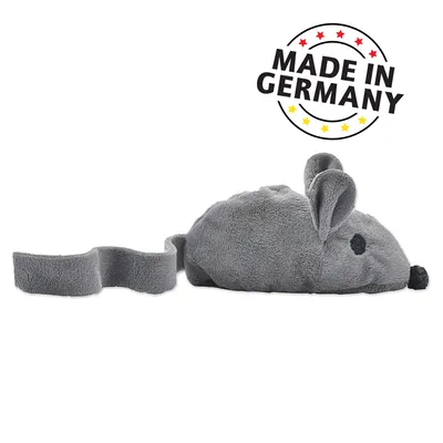 Szürke plüss játék egér formában, farokkal. Felirat a képen: Made in Germany.