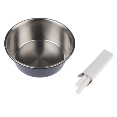 Ruostumaton teräskuppi mustalla reunalla ja kaksi valkoista liitukynää avoimessa pakkauksessa.