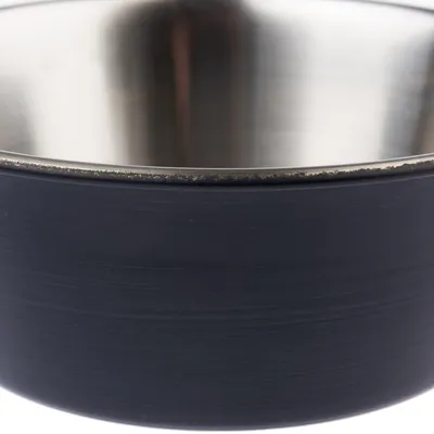 Musta ruokakuppi, jossa ruostumattomasta teräksestä valmistettu sisäosa, sopii ruoalle tai vedelle.