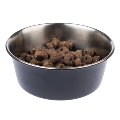 Musta ruostumattomasta teräksestä valmistettu ruokakuppi, täytetty ruskeilla kuivaruokarenkailla.