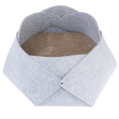 Grå filt-korg med brun klösyta av kartong, lämplig för husdjur. Modern design med synlig knappstängning.