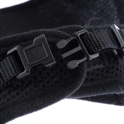 Detailný záber na čiernu plastovú pracku s nylonovým popruhom na priedušnom, polstrovanom materiáli.
