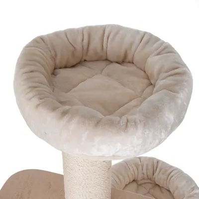 Vaalea, pehmustettu pyöreä peti raapimispuun päällä, näkyvissä myös toinen samanlainen alempana. Materiaali näyttää pehmeältä kankaalta ja tolppa on päällystetty narulla.