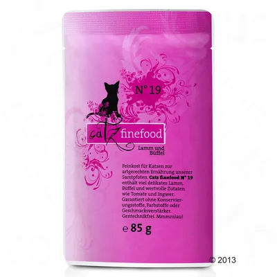 Опаковка catz finefood N°19 Lamm und Büffel, 85 г. Видим текст на немски език за съставки и гаранции. Розова опаковка с черна котка и декоративни елементи.