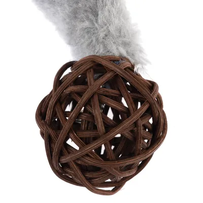 Pelota de juego marrón de madera trenzada con colgante de peluche gris, adecuada para juego interactivo.