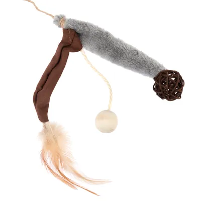 Juguete con felpa gris, cinta de tela marrón, bola de madera, bola de ratán y plumas beige en una cuerda.