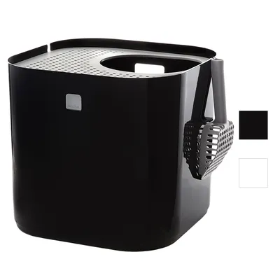 Czarna kuweta Modko z wejściem od góry, perforowaną pokrywą i łopatką zawieszoną z boku. Widoczne dwa warianty kolorystyczne: czarny i biały.