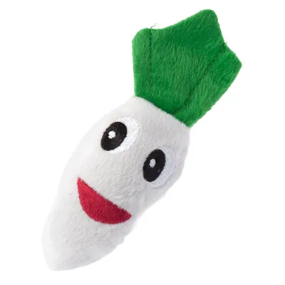 Plyschleksak i form av en vit morot med gröna blad, broderade ögon och röd mun.