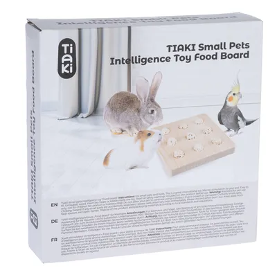 TIAKI Small Pets Intelligence Toy Food Board. Zabawka dla małych zwierząt i ptaków do stymulacji umysłowej. Widoczna instrukcja po niemiecku, angielsku i francusku.